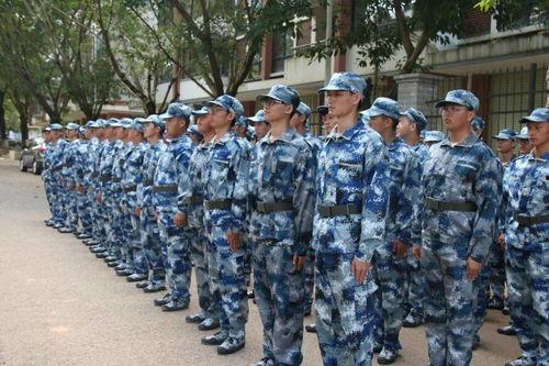 军训吃瓜上新闻,校园生活趣味横生引关注