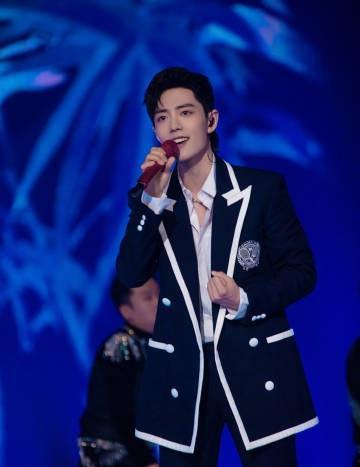 吃瓜博主回归,吃瓜博主华丽回归，带你重温娱乐圈精彩瞬间